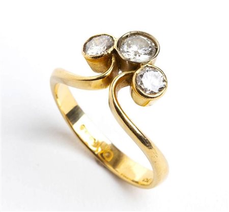 Anello  in oro con tre diamanti